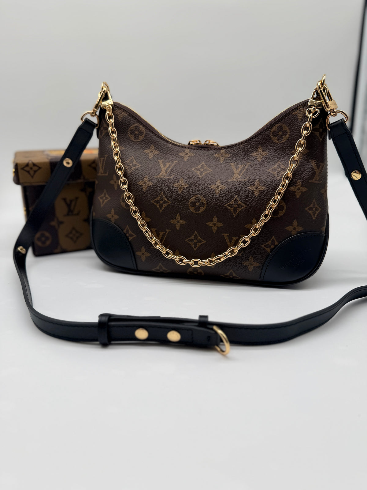 Elegant Boulo
